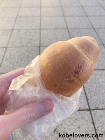クロワッサンのような形をしたパン