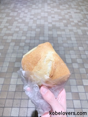 四角形で硬めのパン