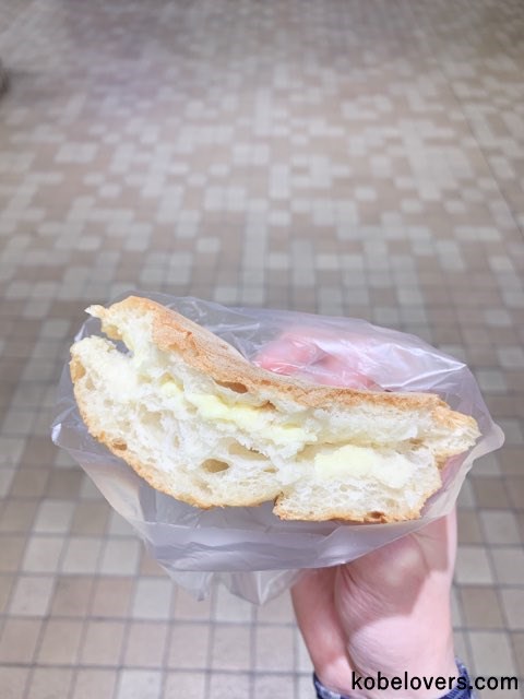 中にはたっぷり濃厚バターが入っている